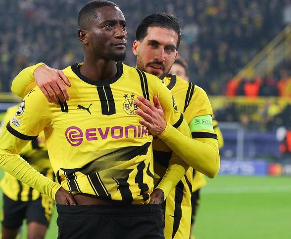 多特蒙德主场大捷，球员赛后激动庆祝胜利，城市工具您的时间然后.